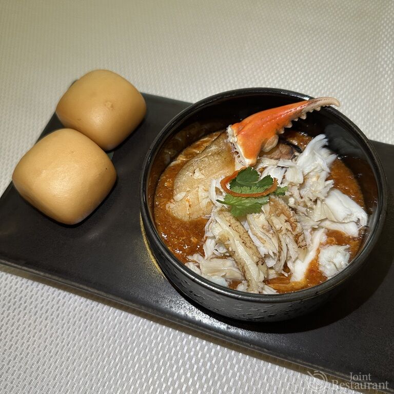 贅沢ランチ！JUMBO Signaturesで味わう「手が汚れない」チリクラブ